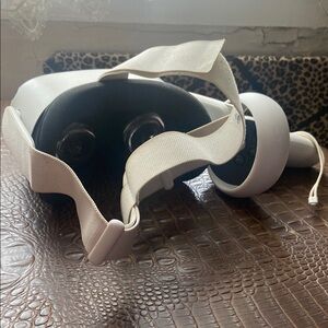 OCULUS VR Headset with 1 Controllers - White (misplaced other one)